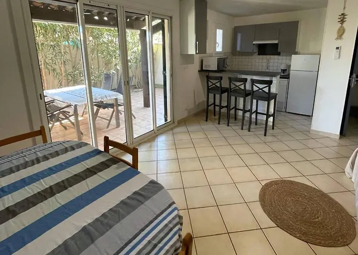 T3 Climatisee Pour 6 Avec Piscine Et Parking Au Cap D'agde - Fr-1-607-239 Holiday home
