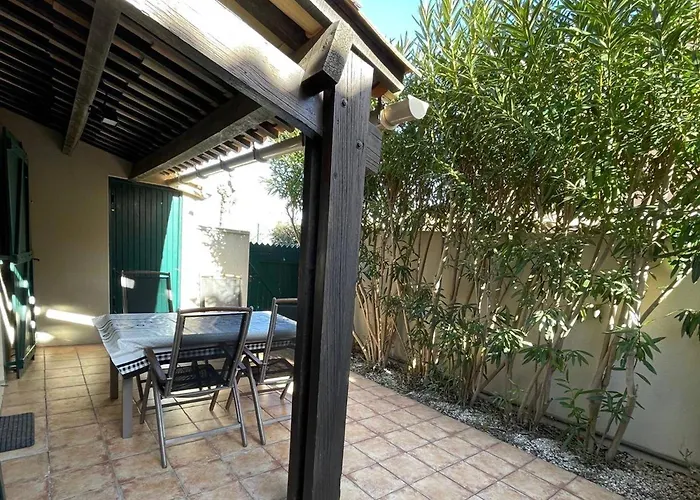 T3 Climatisee Pour 6 Avec Piscine Et Parking Au Cap D'agde - Fr-1-607-239 Holiday home *